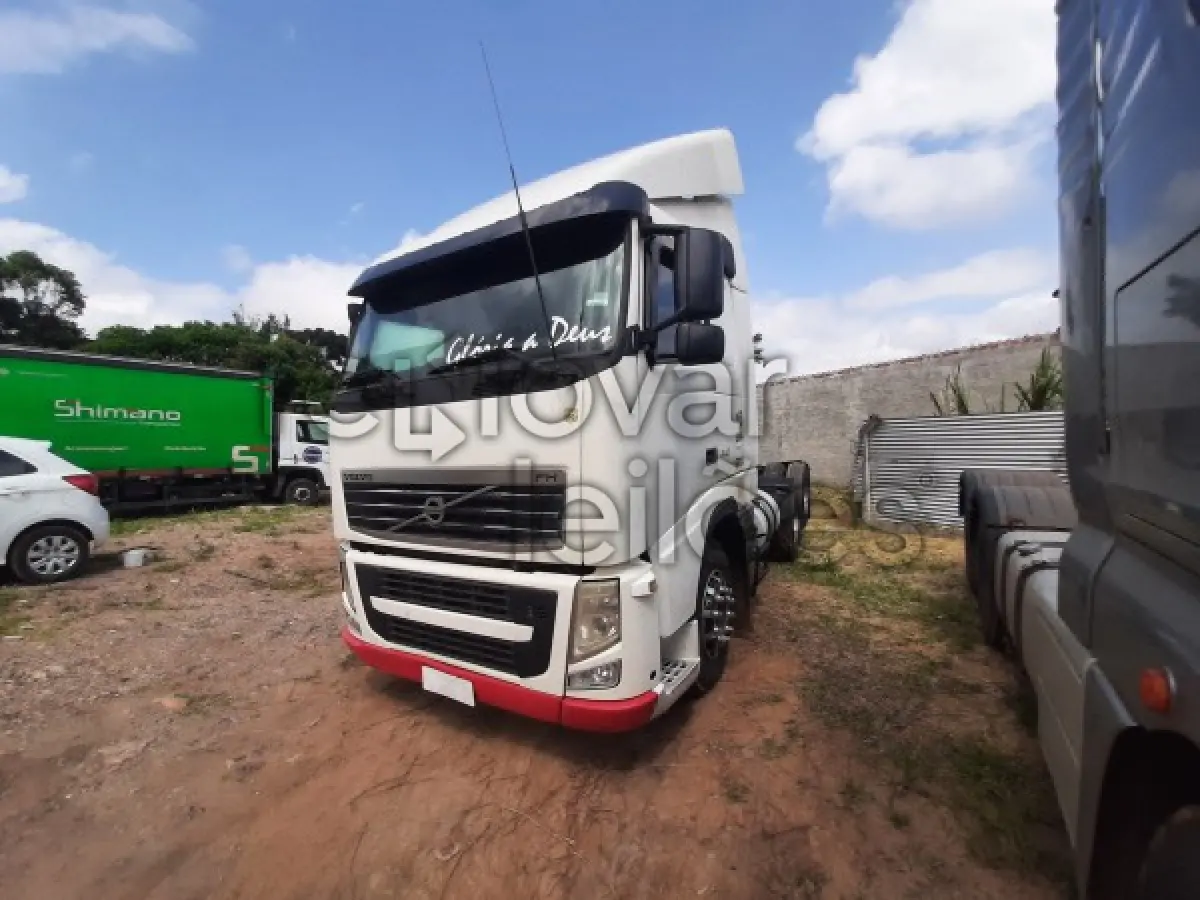LOTE 002 - VOLVO FH 440 6X2 - ANO 2010/2010 - VEÍCULO RECUPERADO DE SINISTRO - DEPOSITADO EM SÃO JOSÉ DOS PINHAIS/PR