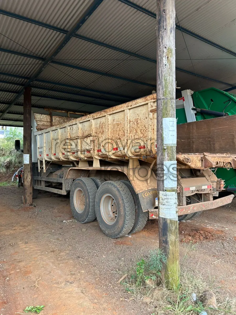 LOTE 004 - FORD CARGO 2428 E T 6X2 - ANO 2011 - EM FUNCIONAMENTO