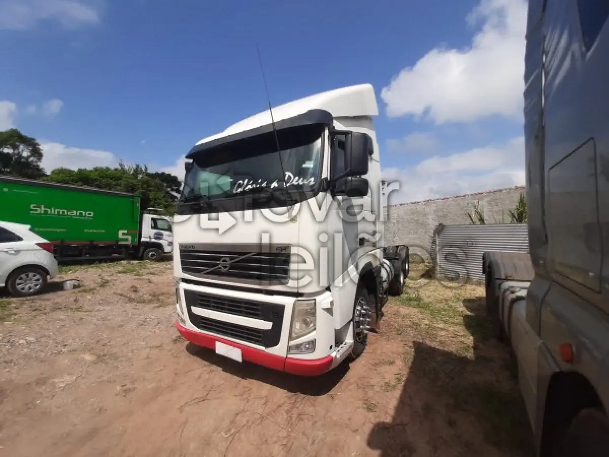 LOTE 002 - VOLVO FH 440 6X2 - ANO 2010/2010 - VEÍCULO RECUPERADO DE SINISTRO - DEPOSITADO EM SÃO JOSÉ DOS PINHAIS/PR