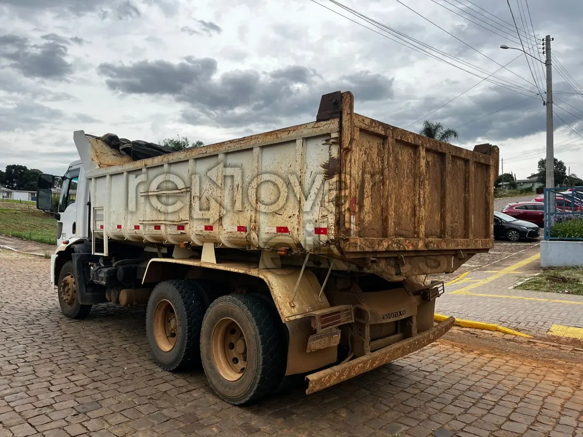 LOTE 003 - FORD CARGO 2429 E 6X2 - ANO 2013 - EM FUNCIONAMENTO