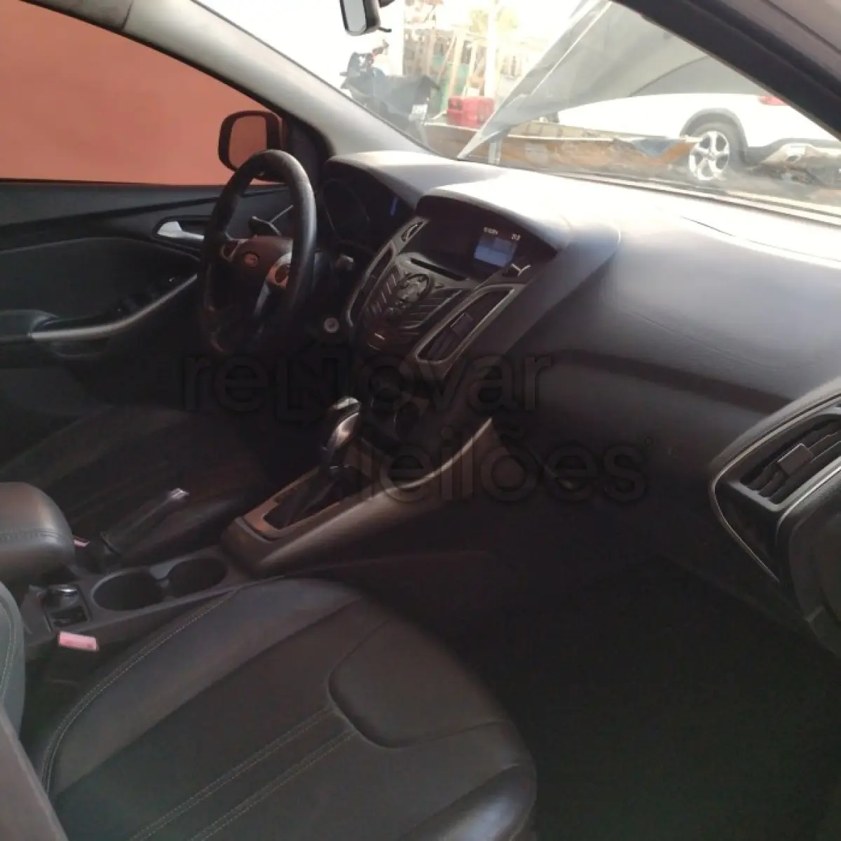 LOTE 016 - FORD FOCUS SE AT 1.6 HATCH - ANO 2014/2015 - COMPLETO - SICREDI PIONEIRA