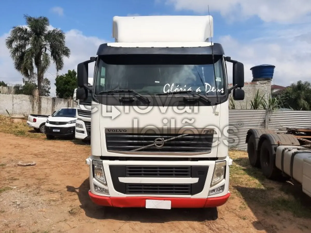 LOTE 002 - VOLVO FH 440 6X2 - ANO 2010/2010 - VEÍCULO RECUPERADO DE SINISTRO - DEPOSITADO EM SÃO JOSÉ DOS PINHAIS/PR