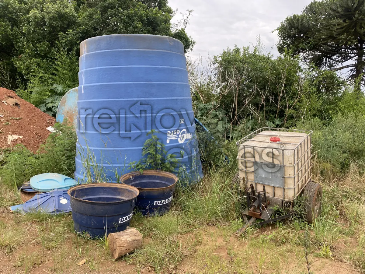 LOTE 010 - CAIXAS D’AGUA + TANQUE 1.000 L COM CARRINHO