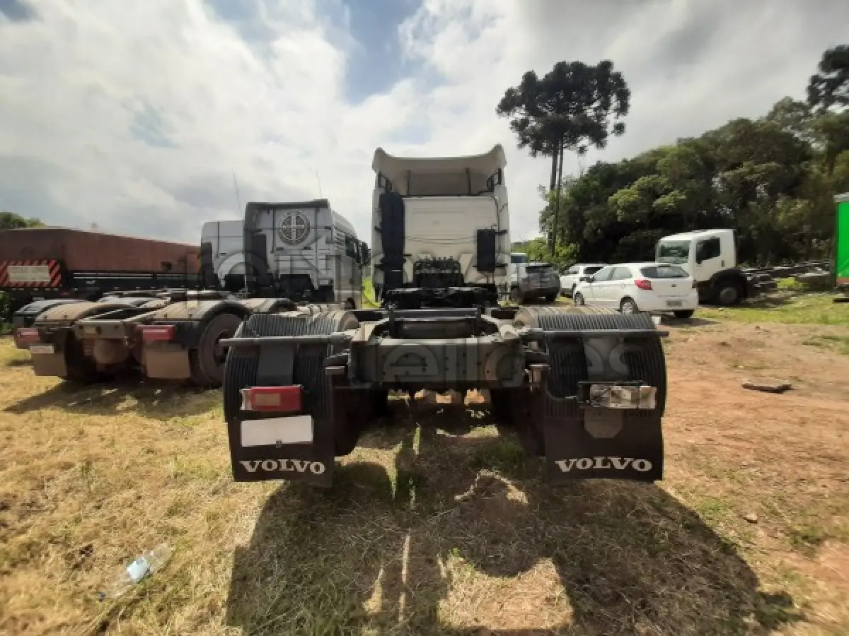 LOTE 002 - VOLVO FH 440 6X2 - ANO 2010/2010 - VEÍCULO RECUPERADO DE SINISTRO - DEPOSITADO EM SÃO JOSÉ DOS PINHAIS/PR