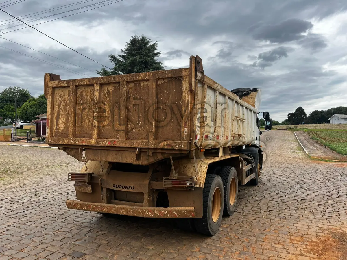 LOTE 003 - FORD CARGO 2429 E 6X2 - ANO 2013 - EM FUNCIONAMENTO