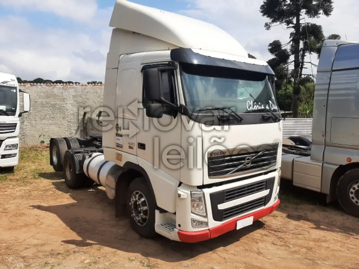 LOTE 002 - VOLVO FH 440 6X2 - ANO 2010/2010 - VEÍCULO RECUPERADO DE SINISTRO - DEPOSITADO EM SÃO JOSÉ DOS PINHAIS/PR