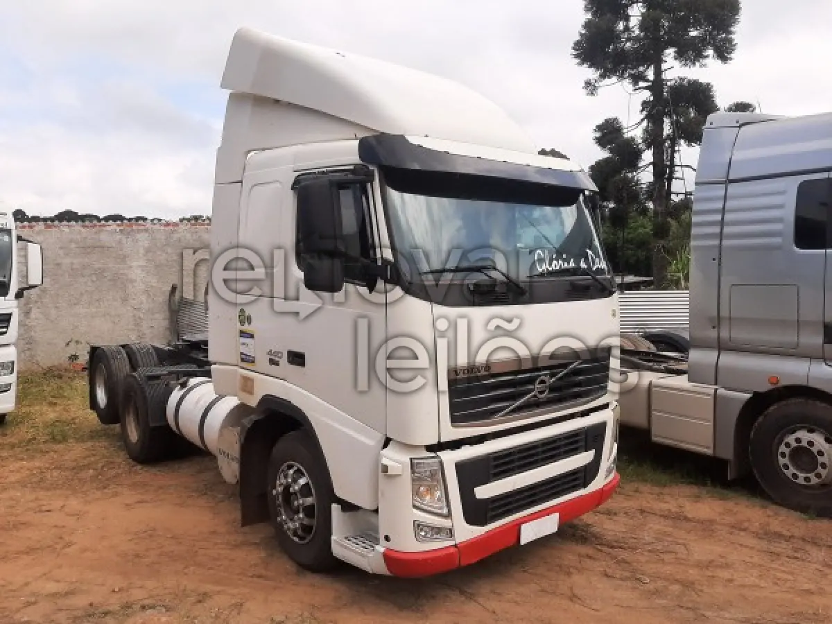 LOTE 002 - VOLVO FH 440 6X2 - ANO 2010/2010 - VEÍCULO RECUPERADO DE SINISTRO - DEPOSITADO EM SÃO JOSÉ DOS PINHAIS/PR