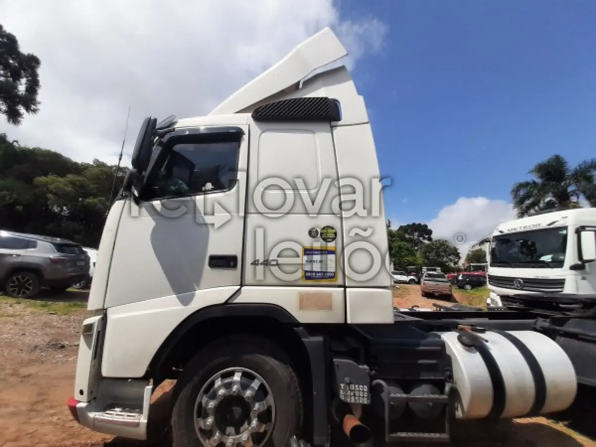 LOTE 002 - VOLVO FH 440 6X2 - ANO 2010/2010 - VEÍCULO RECUPERADO DE SINISTRO - DEPOSITADO EM SÃO JOSÉ DOS PINHAIS/PR