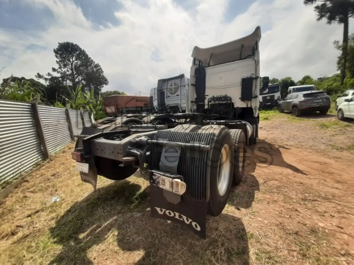 LOTE 002 - VOLVO FH 440 6X2 - ANO 2010/2010 - VEÍCULO RECUPERADO DE SINISTRO - DEPOSITADO EM SÃO JOSÉ DOS PINHAIS/PR