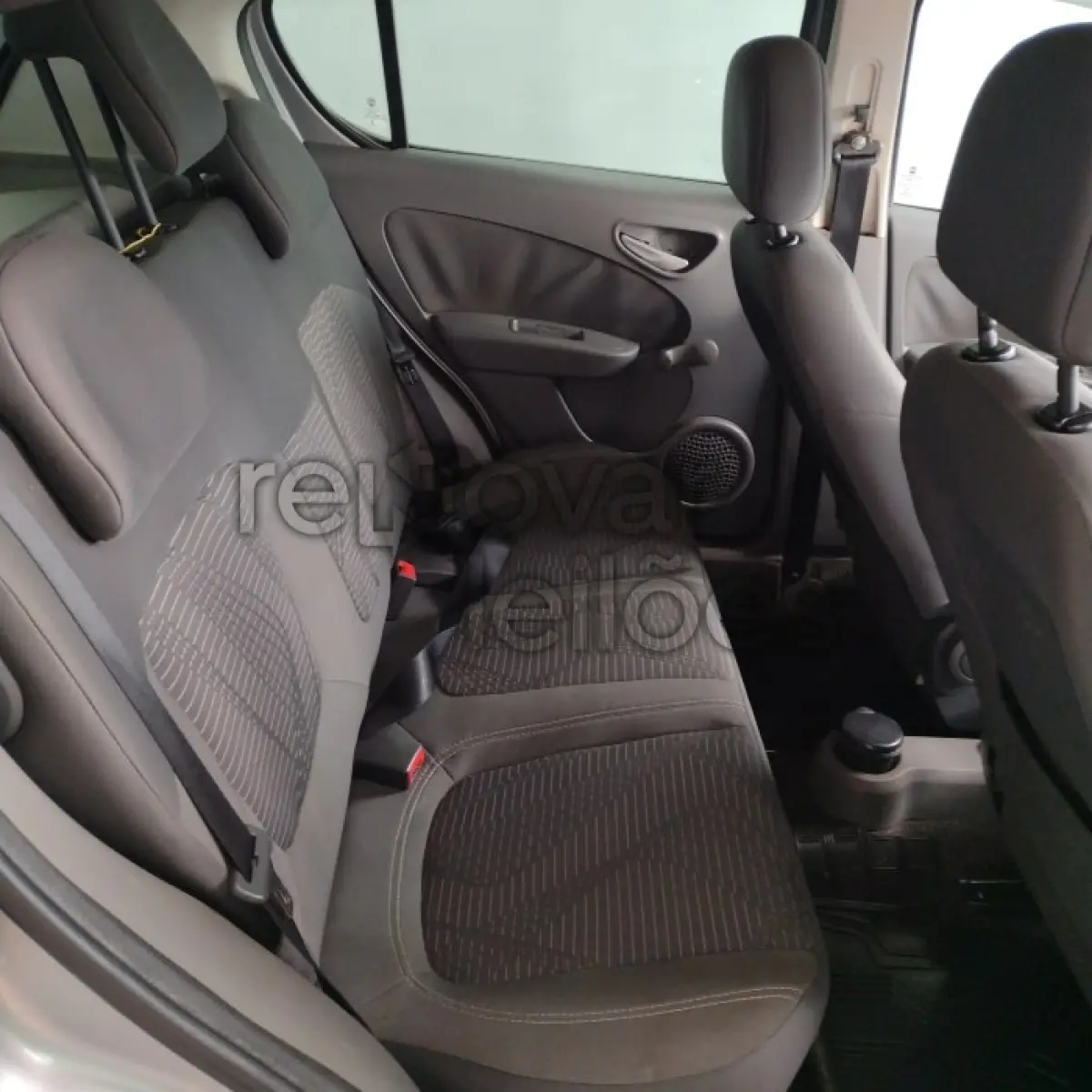 LOTE 047 - FIAT PALIO ATTRACTIV 1.4 - ANO 2013/2014 - COMPLETO