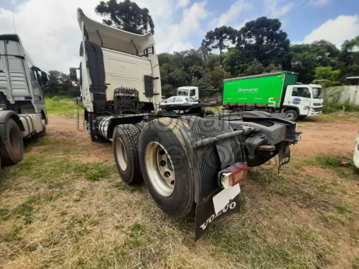 LOTE 002 - VOLVO FH 440 6X2 - ANO 2010/2010 - VEÍCULO RECUPERADO DE SINISTRO - DEPOSITADO EM SÃO JOSÉ DOS PINHAIS/PR