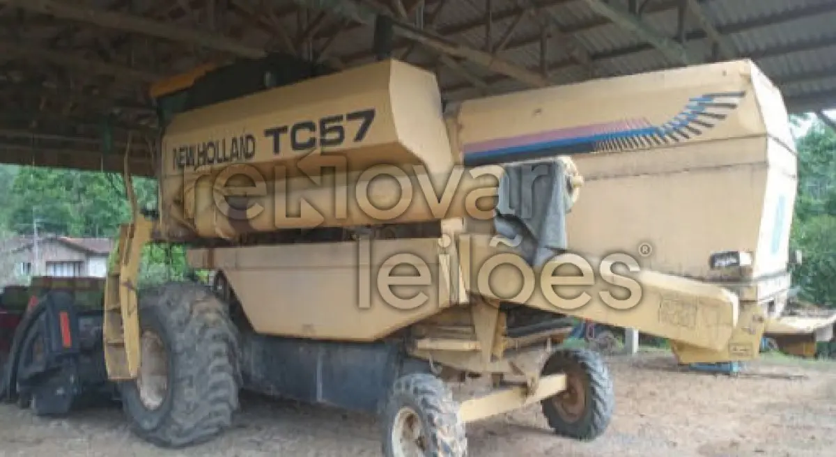 LOTE 018 - COLHEITADEIRA TC 57 - PLATAFORMA 15 PÉS - ANO 2000 - CRESOL VALE EUROPEU - DEPOSITADO EM VIDAL RAMOS/SC