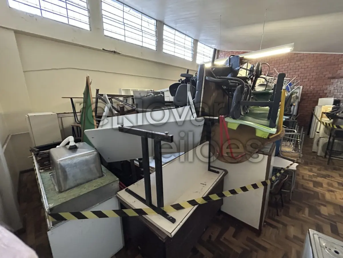 LOTE 001 - SUCATA DE MOBILIÁRIO EM GERAL
