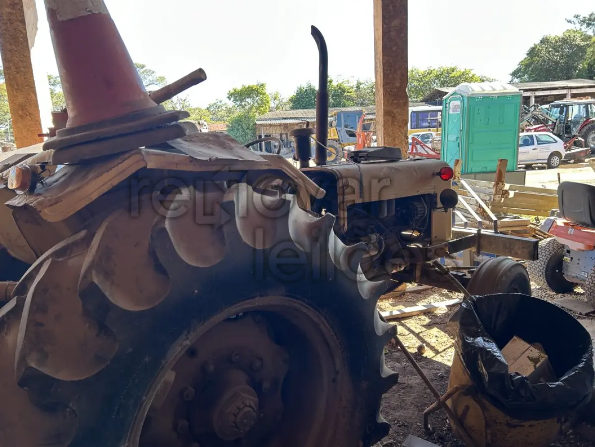 LOTE 023 - TRATOR VALMET 85 ID 4X2 / ANO 1980