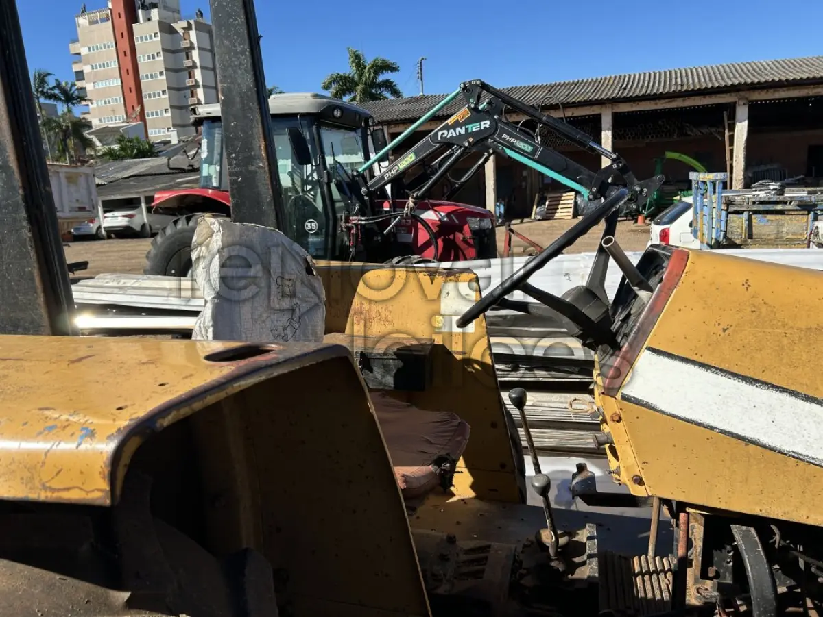 LOTE 024 - TRATOR MASSEY FERGUNSON 265 4X2
