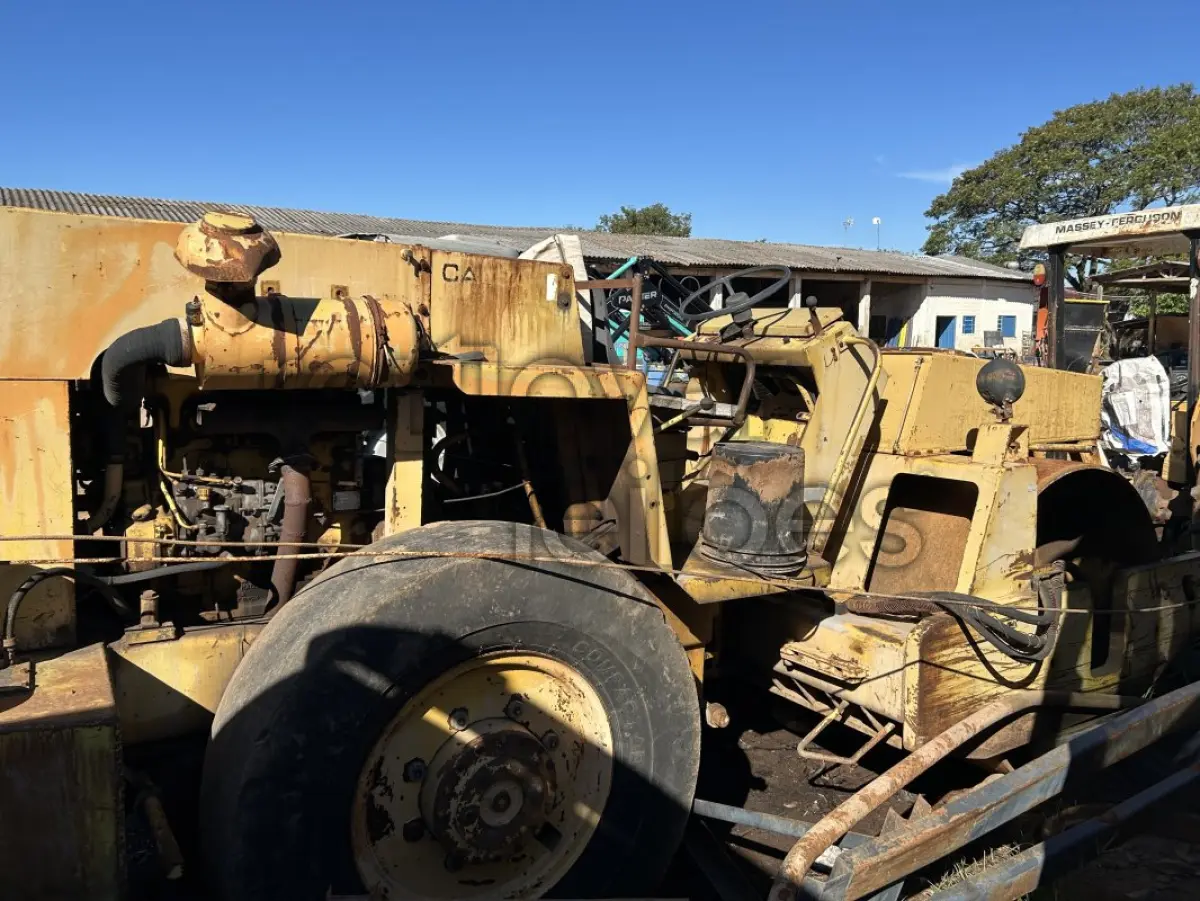 LOTE 022 - ROLO COMPACTADOR DYNAPAC LISO CA 15 / ANO 1985