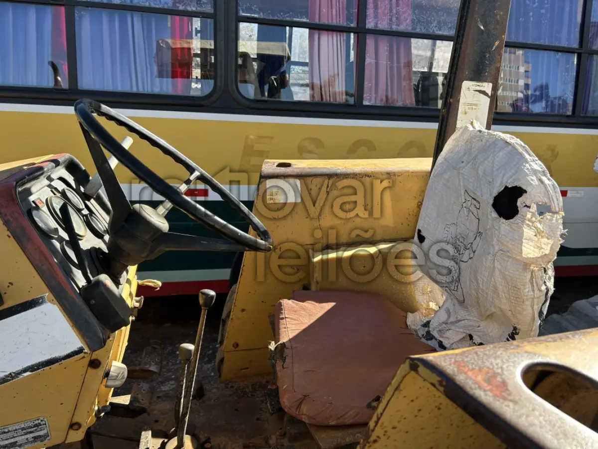 LOTE 024 - TRATOR MASSEY FERGUNSON 265 4X2