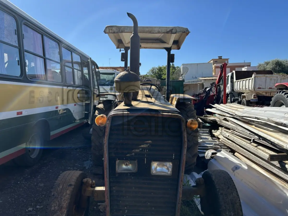 LOTE 024 - TRATOR MASSEY FERGUNSON 265 4X2