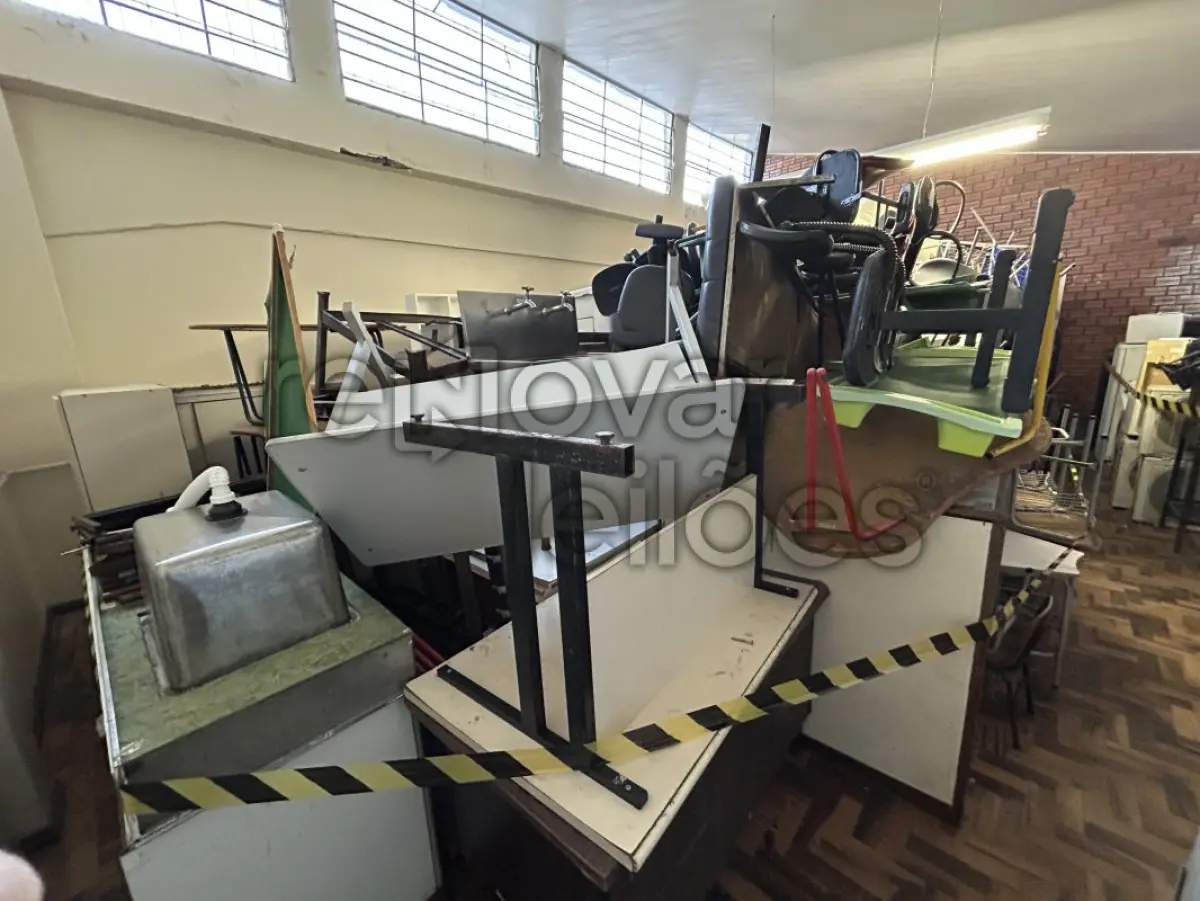 LOTE 001 - SUCATA DE MOBILIÁRIO EM GERAL