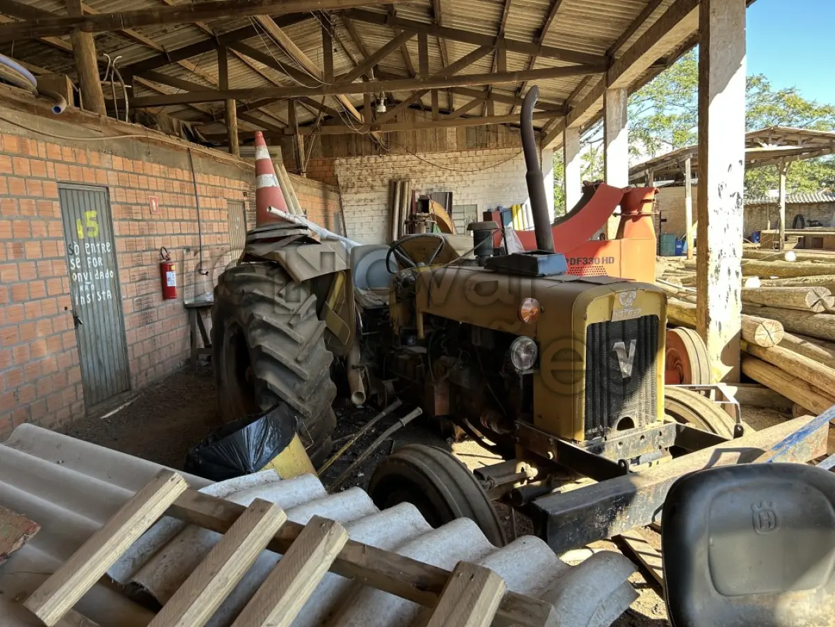 LOTE 023 - TRATOR VALMET 85 ID 4X2 / ANO 1980