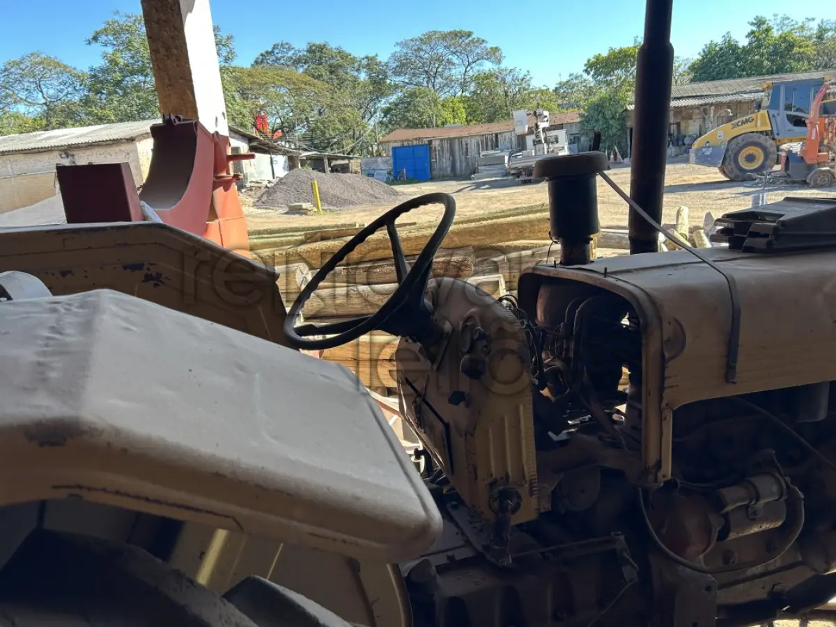 LOTE 023 - TRATOR VALMET 85 ID 4X2 / ANO 1980