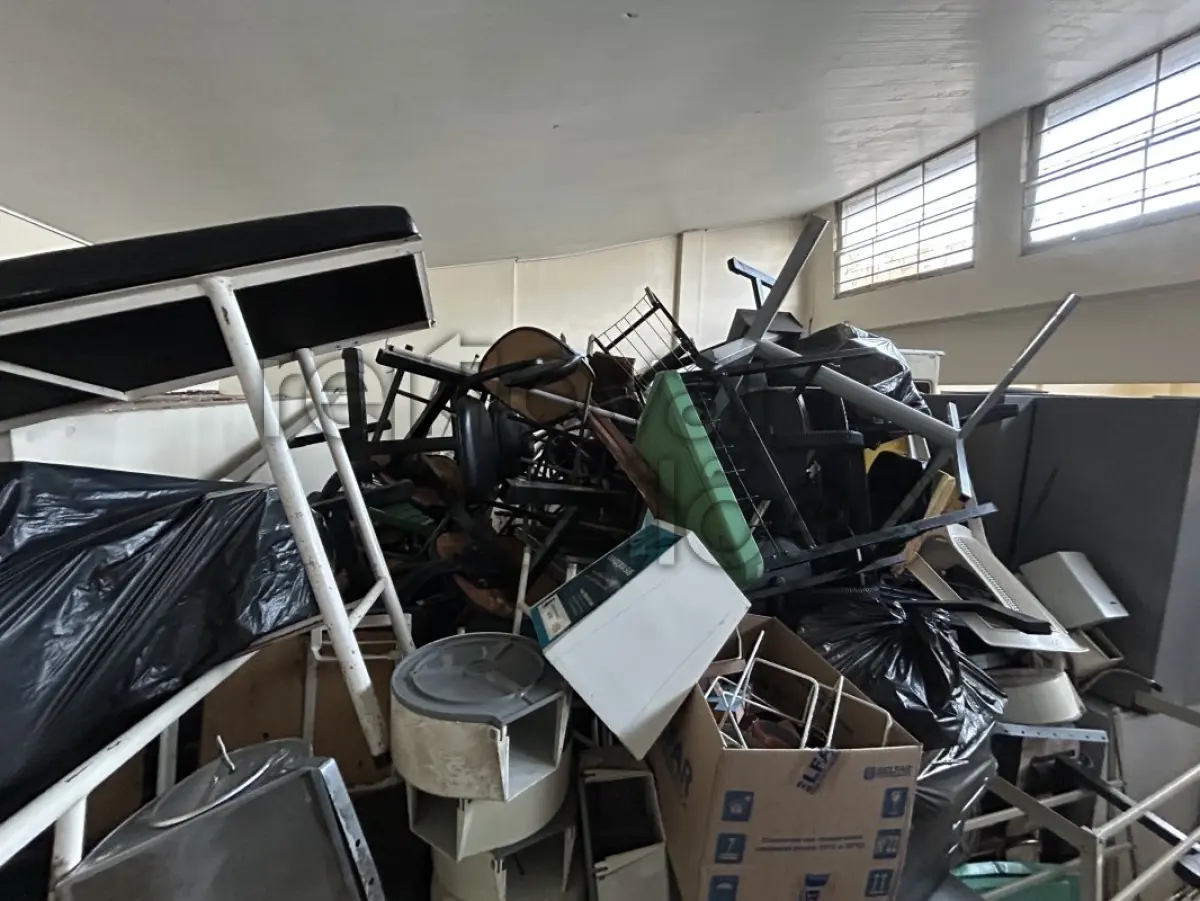 LOTE 002 - SUCATA DE MOBILIÁRIO EM GERAL