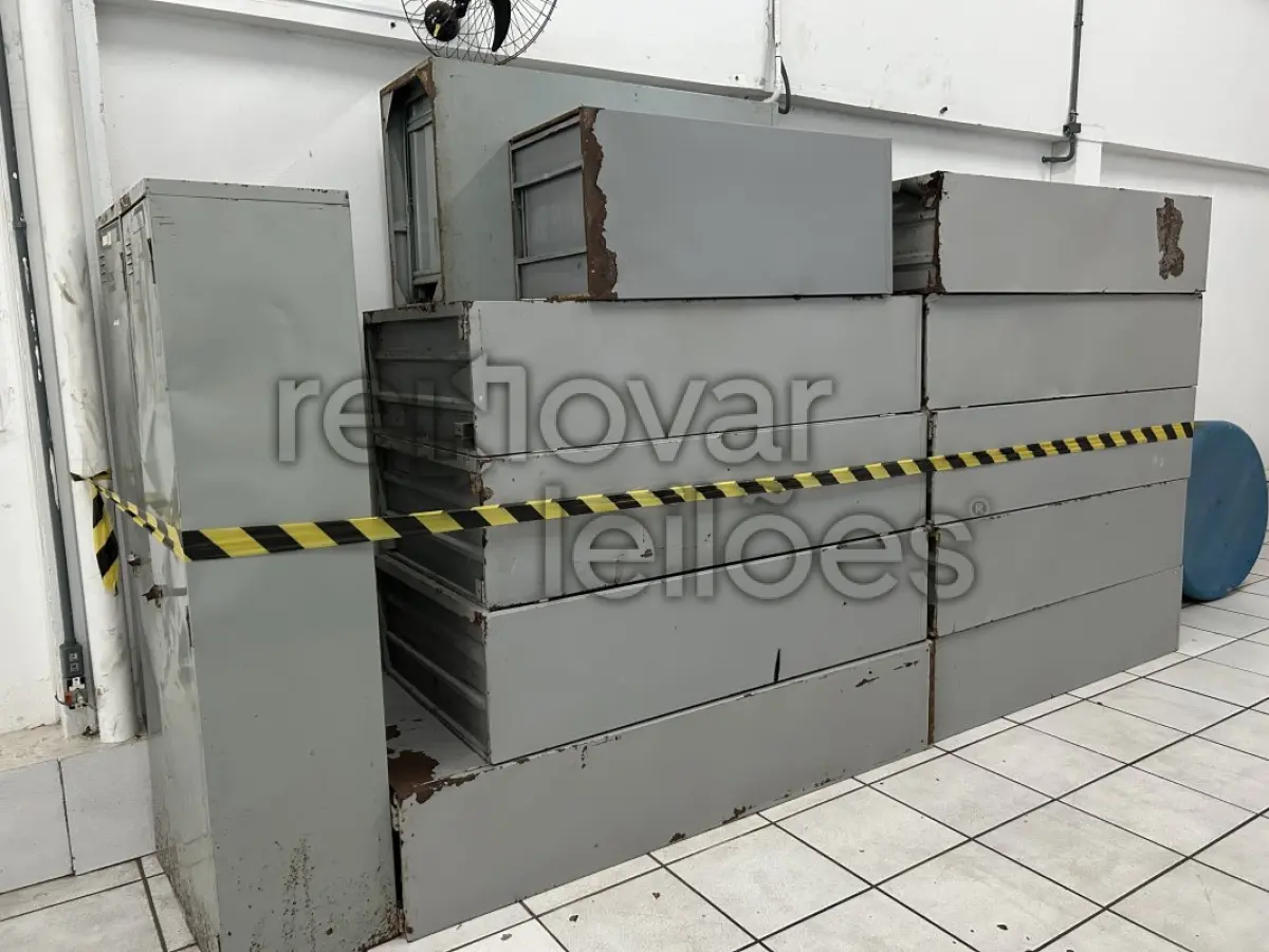 LOTE 008 - SUCATA DE ARMÁRIOS DE FERRO