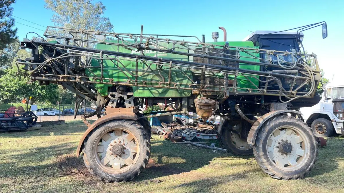 LOTE 024 - PULVERIZADOR METALFOR 3000 - 28 METROS DE BARRA - CRESOL CONFIANÇA - DEPOSITADO EM TUPANCIRETÃ/RS