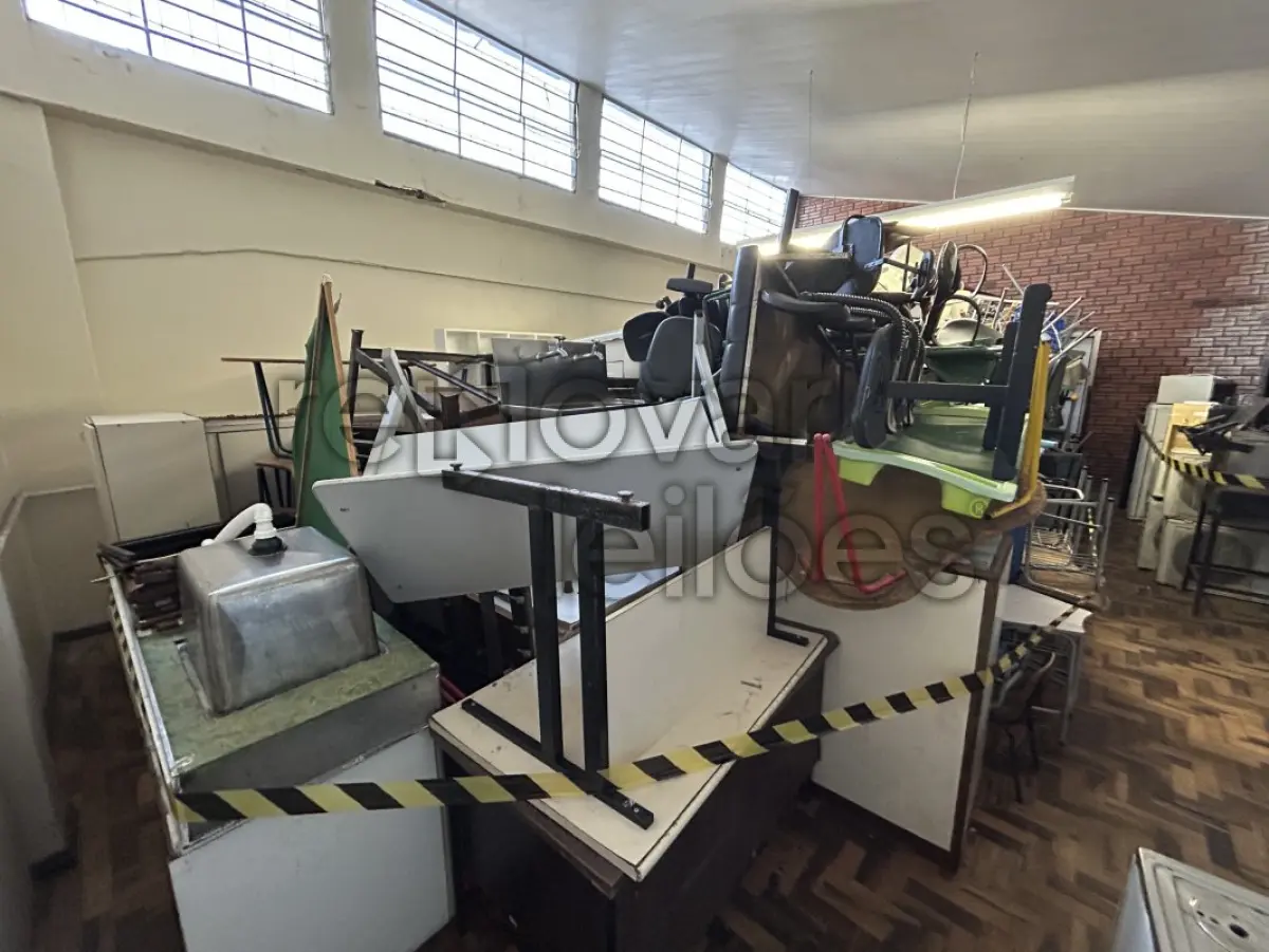 LOTE 001 - SUCATA DE MOBILIÁRIO EM GERAL