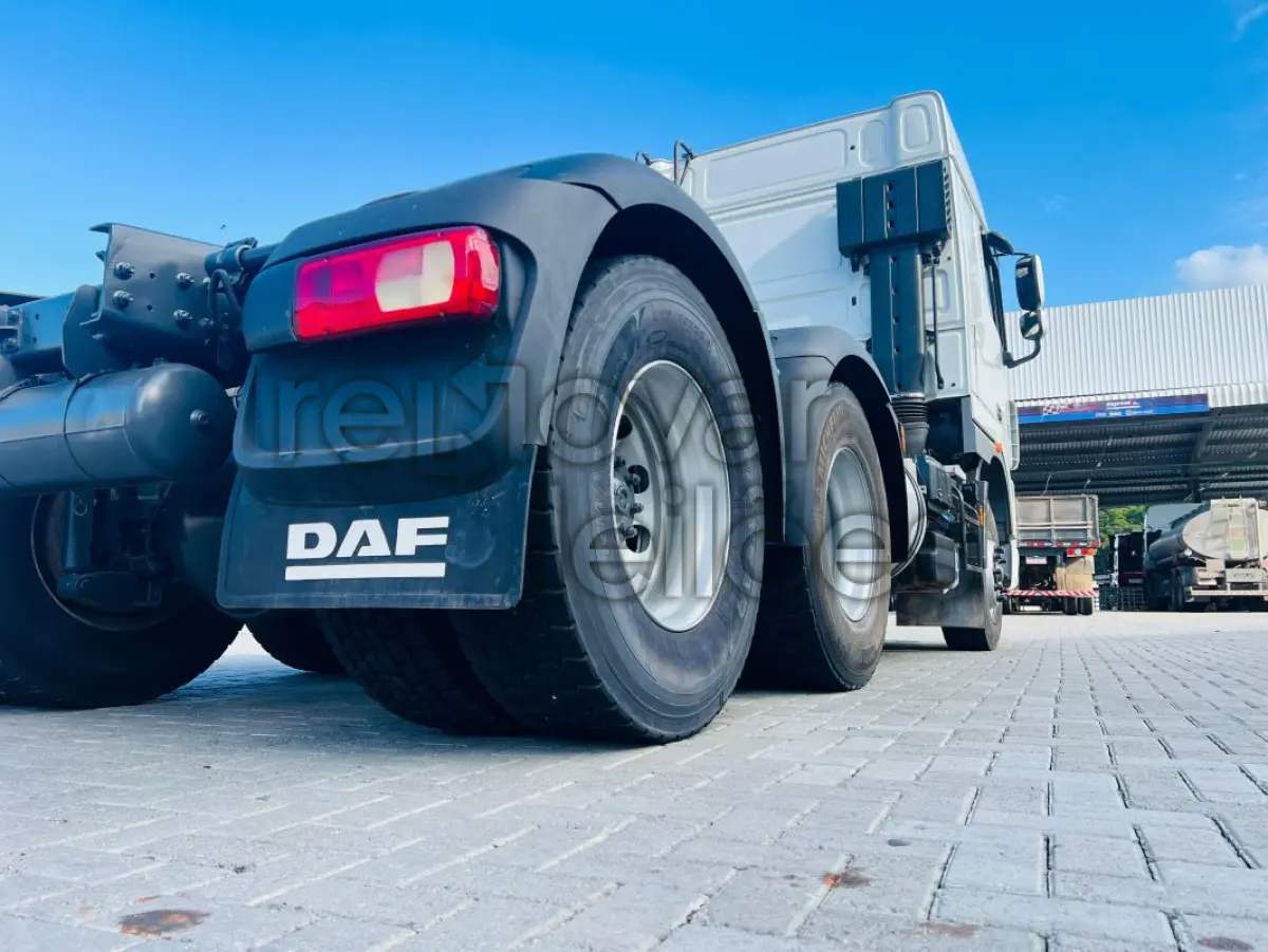 LOTE 009 - DAF XF 105 FTT 510 6X4 - ANO 2018/2018 - SICREDI SERRANA - DEPOSITADO EM VIANA/ES
