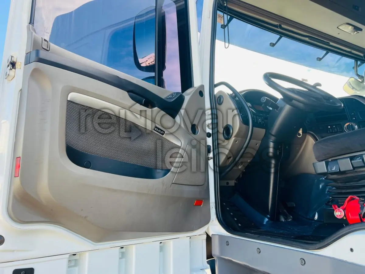 LOTE 009 - DAF XF 105 FTT 510 6X4 - ANO 2018/2018 - SICREDI SERRANA - DEPOSITADO EM VIANA/ES