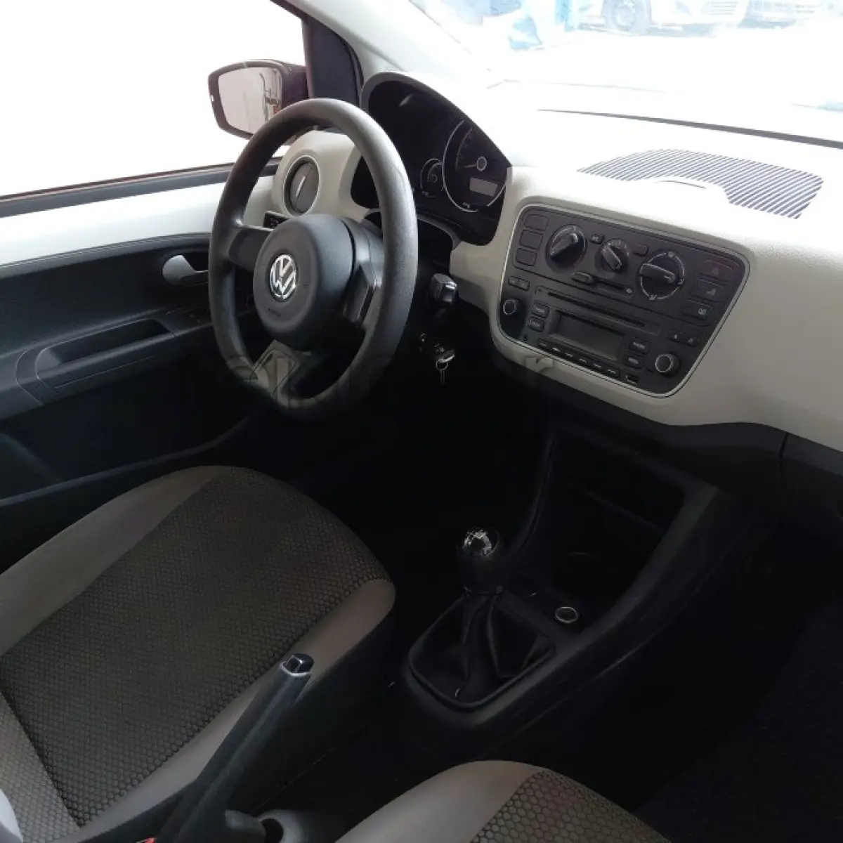 LOTE 016 - VOLKSWAGEN UP MOVE MB - ANO 2015/2016 - COMPLETO - SICREDI PLANALTO