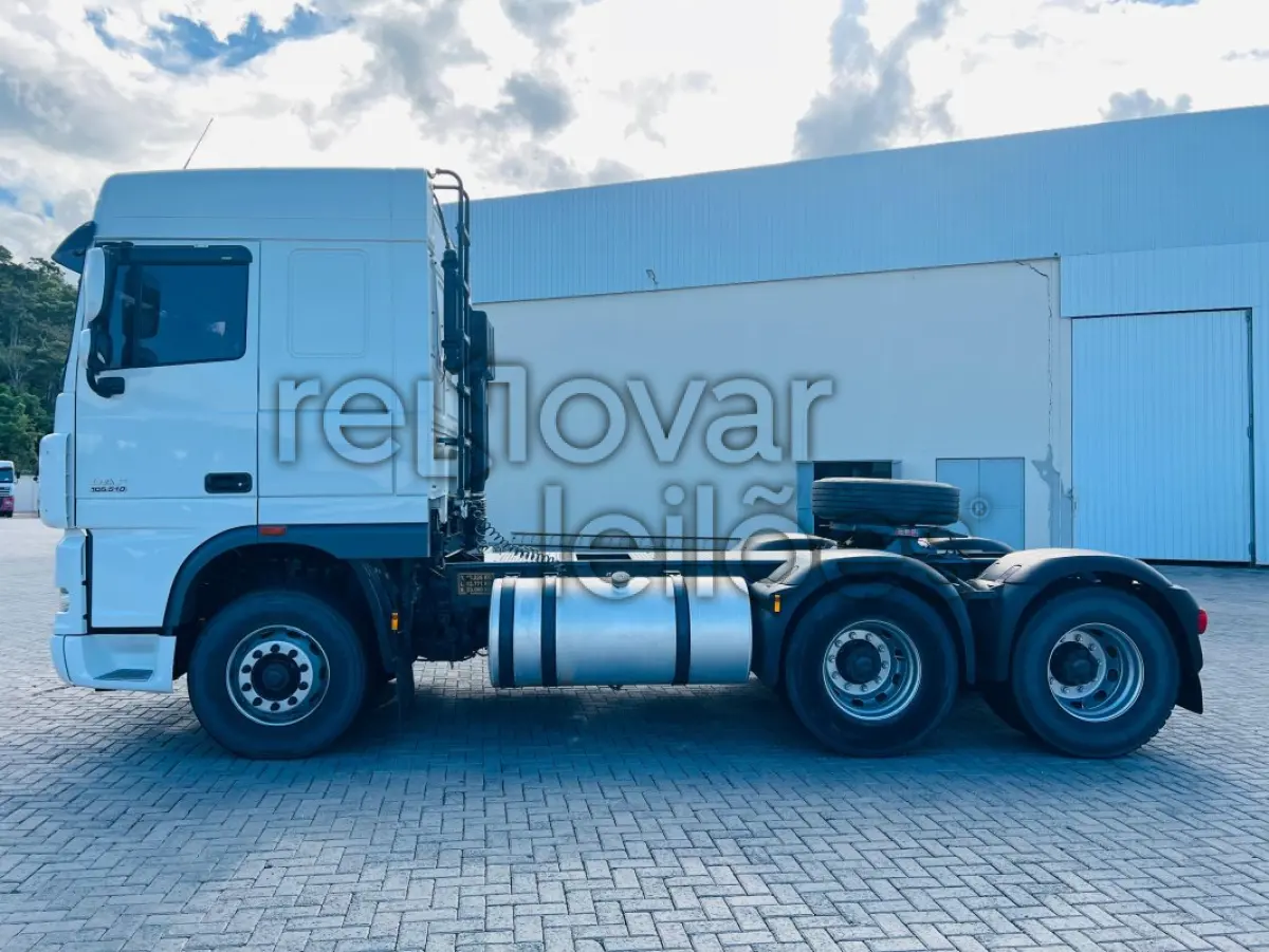 LOTE 009 - DAF XF 105 FTT 510 6X4 - ANO 2018/2018 - SICREDI SERRANA - DEPOSITADO EM VIANA/ES