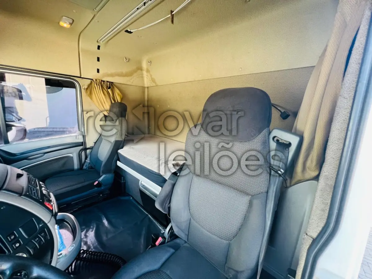 LOTE 009 - DAF XF 105 FTT 510 6X4 - ANO 2018/2018 - SICREDI SERRANA - DEPOSITADO EM VIANA/ES