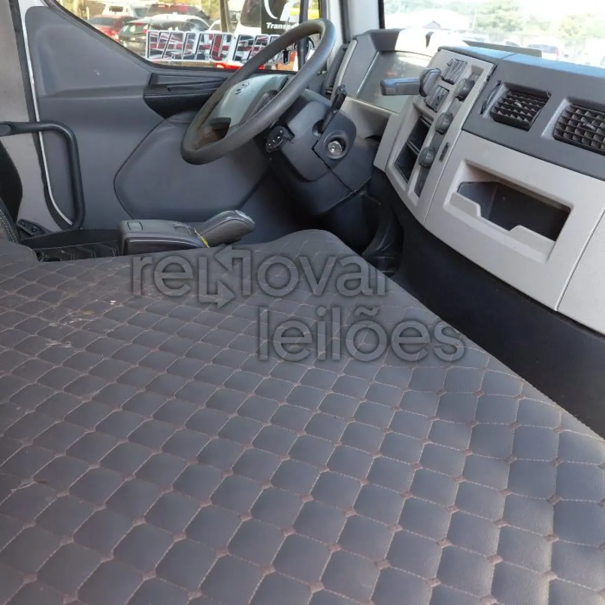 LOTE 001 - VOLVO VM 330 8X2R - ANO 2020/2021 - COMPLETO - SICREDI SERRANA - RECUPERADO DE SINISTRO