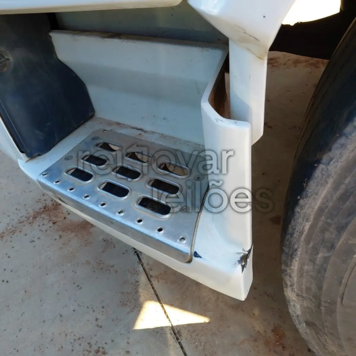 LOTE 001 - VOLVO VM 330 8X2R - ANO 2020/2021 - COMPLETO - SICREDI SERRANA - RECUPERADO DE SINISTRO