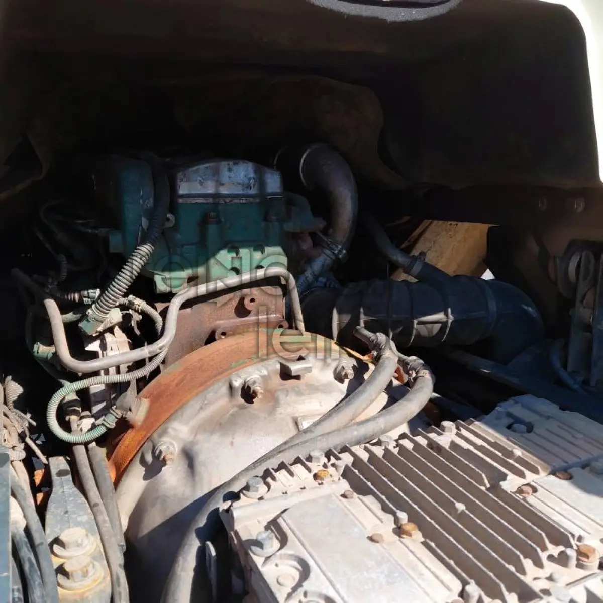 LOTE 001 - VOLVO VM 330 8X2R - ANO 2020/2021 - COMPLETO - SICREDI SERRANA - RECUPERADO DE SINISTRO