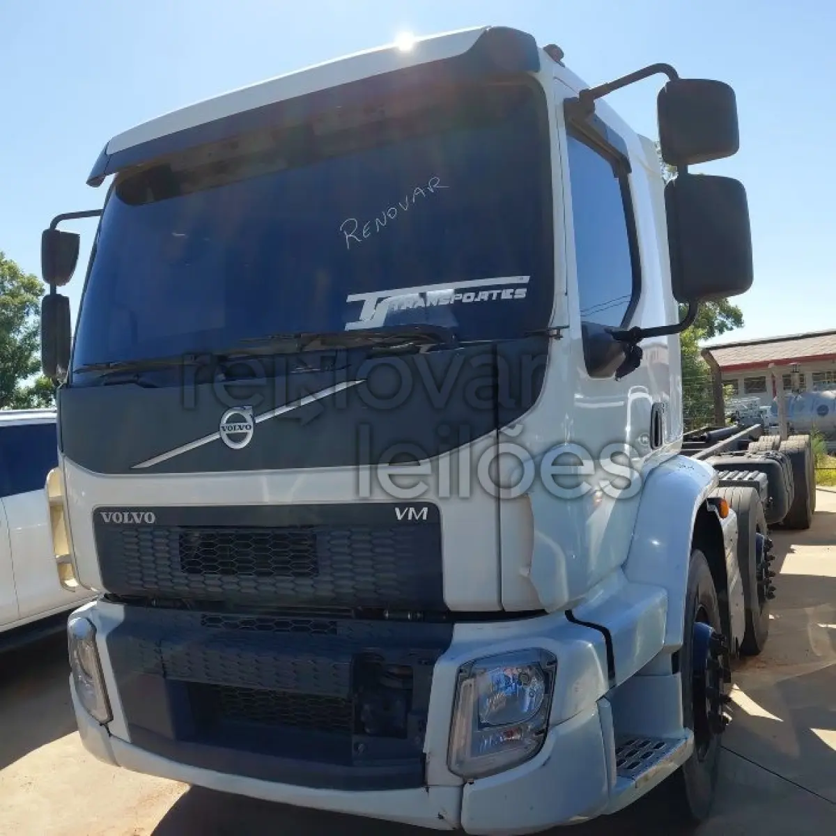 LOTE 001 - VOLVO VM 330 8X2R - ANO 2020/2021 - COMPLETO - SICREDI SERRANA - RECUPERADO DE SINISTRO