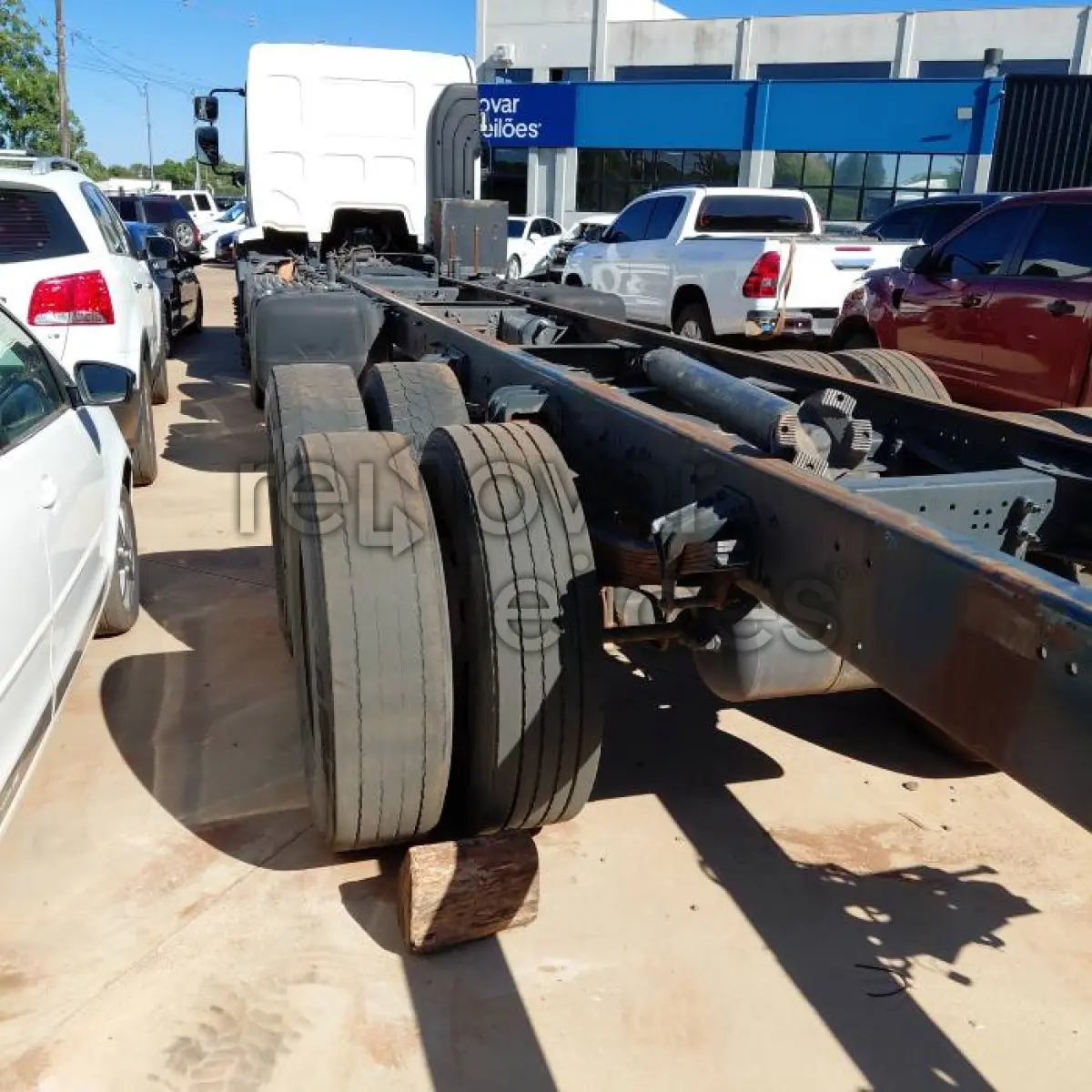 LOTE 001 - VOLVO VM 330 8X2R - ANO 2020/2021 - COMPLETO - SICREDI SERRANA - RECUPERADO DE SINISTRO