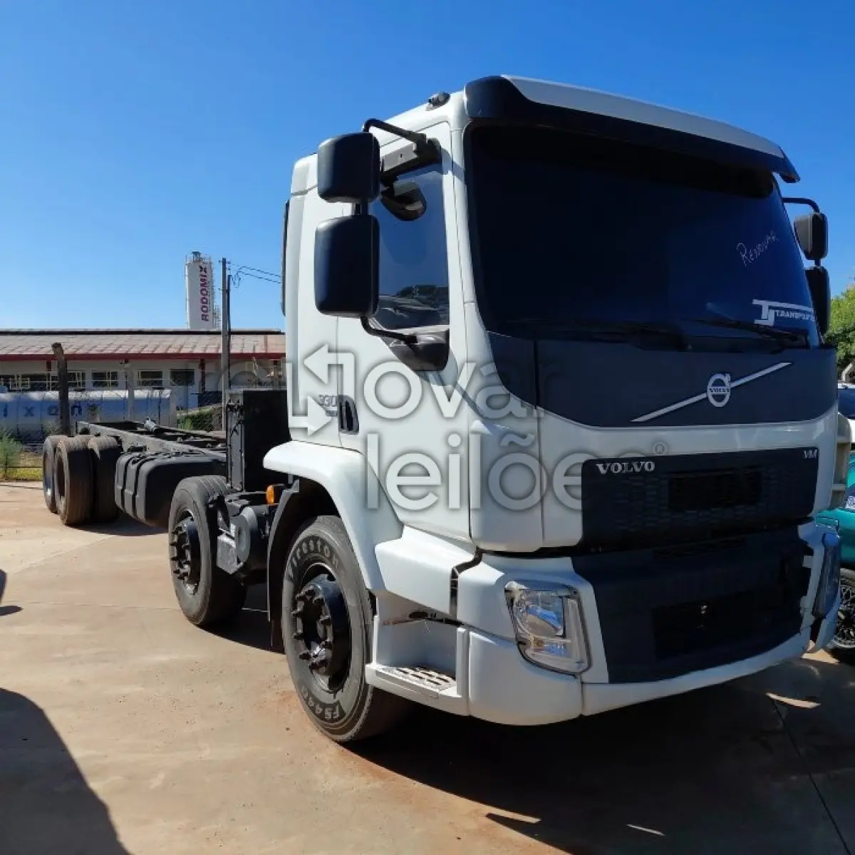 LOTE 001 - VOLVO VM 330 8X2R - ANO 2020/2021 - COMPLETO - SICREDI SERRANA - RECUPERADO DE SINISTRO