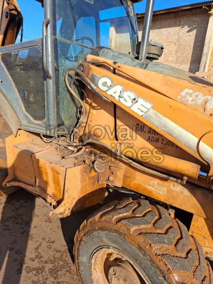 LOTE 003 - RETROESCAVADEIRA CASE, MODELO 580M