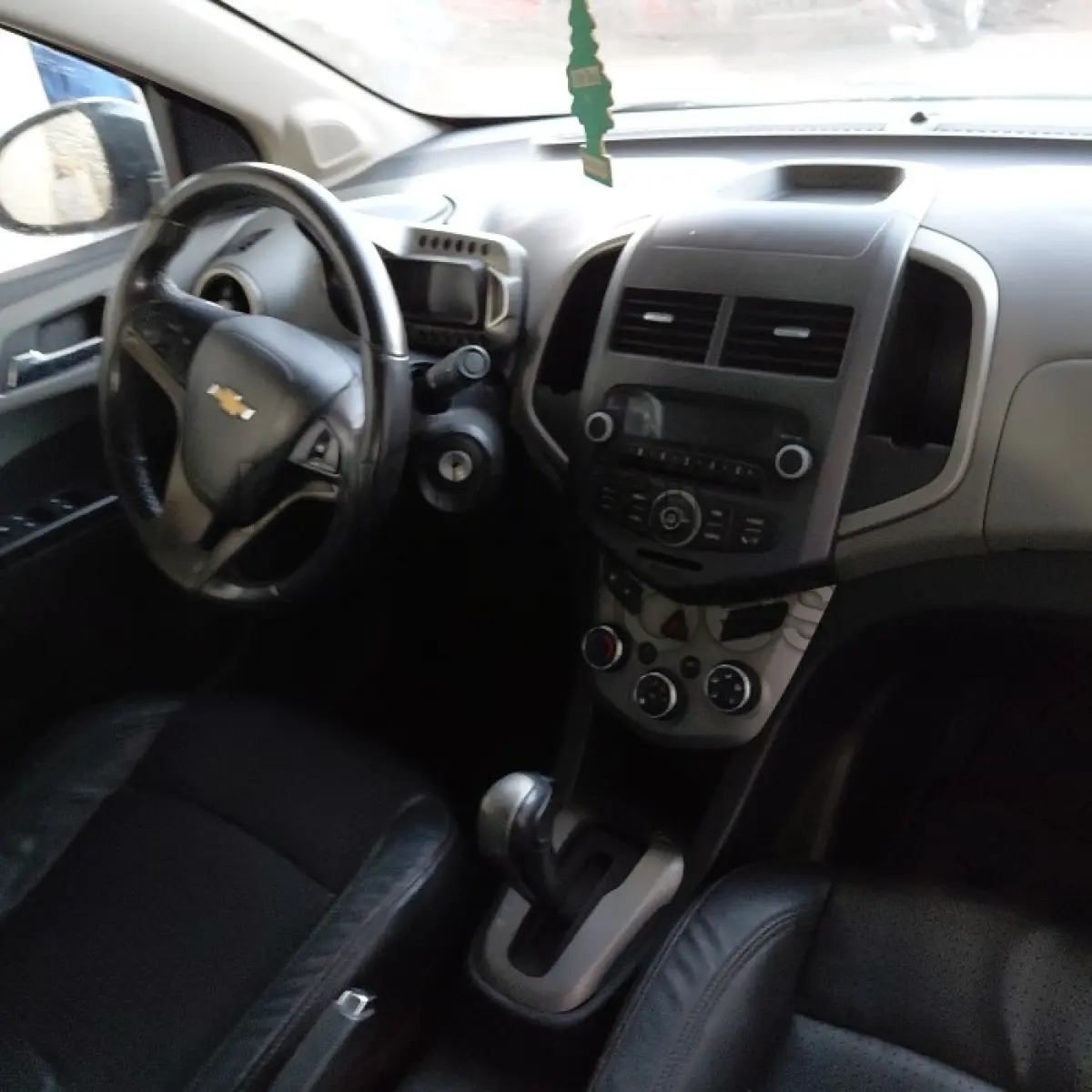LOTE 005 - CHEVROLET SONIC LTZ NB AT - ANO 2013/2013 - COMPLETO -  SICREDI INTERESTADOS - INDÍCIO  DE SINISTRO E PASSAGEM POR LEILÃO
