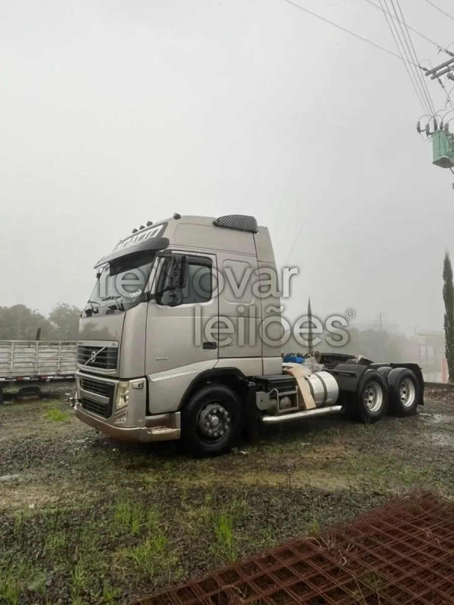 LOTE 018 - VOLVO FH 440 6X2T - ANO 2009/2010 - CRESOL CONFIANÇA - DEPOSITADO EM PAIM FILHO/RS