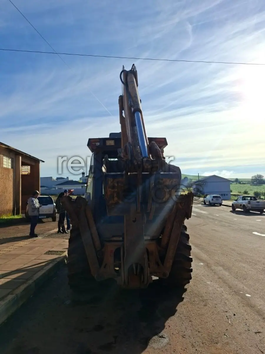 LOTE 003 - RETROESCAVADEIRA CASE, MODELO 580M