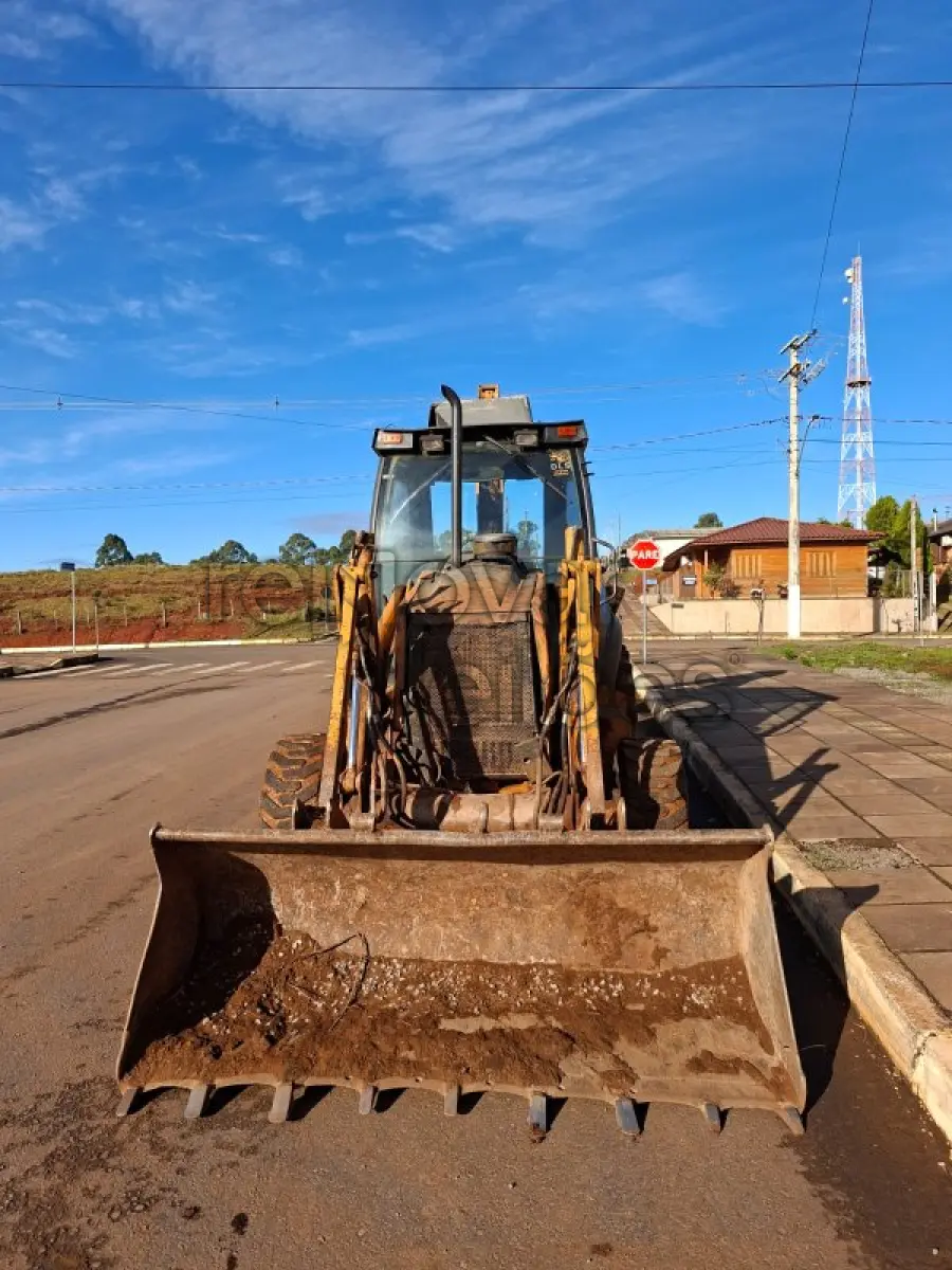 LOTE 003 - RETROESCAVADEIRA CASE, MODELO 580M