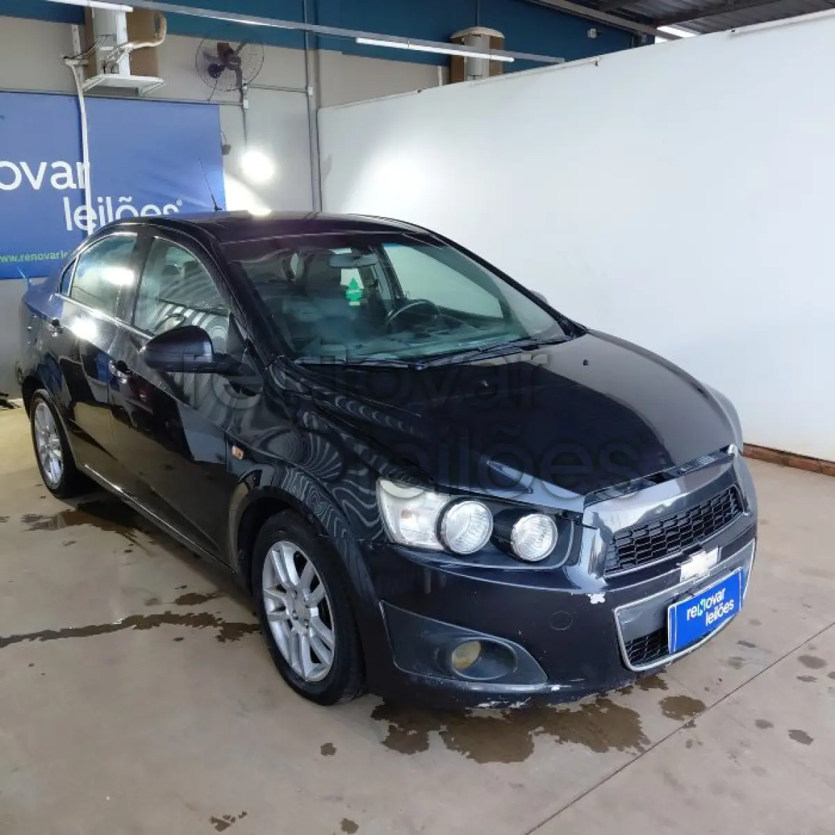 LOTE 005 - CHEVROLET SONIC LTZ NB AT - ANO 2013/2013 - COMPLETO -  SICREDI INTERESTADOS - INDÍCIO  DE SINISTRO E PASSAGEM POR LEILÃO
