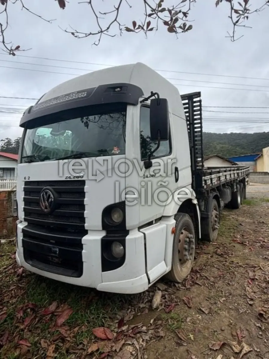 LOTE 047 - VOLKSWAGEN 24.280 6X2 ANO 2013/2013 - SICOOB NOVA TRENTO - DEPOSITADO EM NOVA TRENTO/SC