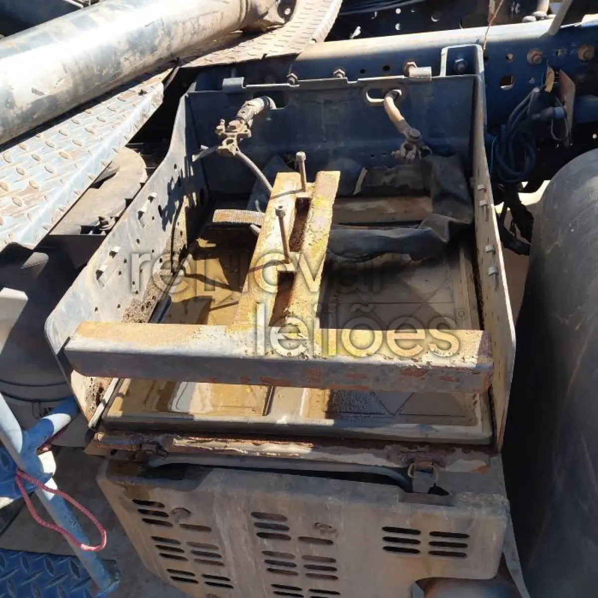 LOTE 083 - IVECO STRALIS 490S41T - ANO 2010/2010 - SICREDI UNIÃO - RECUPERADO DE SINISTRO