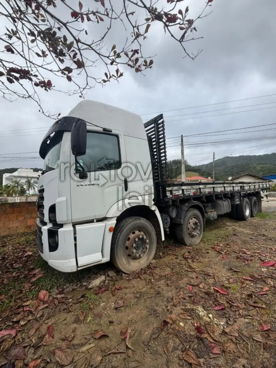 LOTE 047 - VOLKSWAGEN 24.280 6X2 ANO 2013/2013 - SICOOB NOVA TRENTO - DEPOSITADO EM NOVA TRENTO/SC