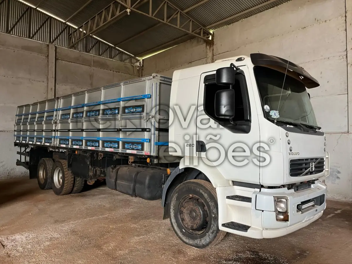 LOTE 028 - VOLVO/VM 260 - ANO 2011/2011 - SICREDI SEMENTES DO SUL - DEPOSITADO EM ESPUMOSO/RS